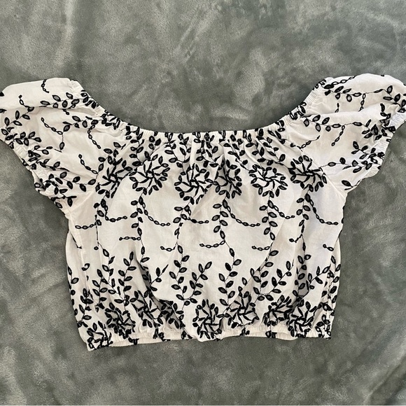 American Eagle Outfitters Embroidered Off the Shoulder Crop Top Size Small - Picture 5 of 8